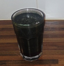 En drink med spirulina, apelsin och hallon